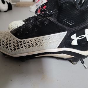Size 11 Under Armour men's football cleats